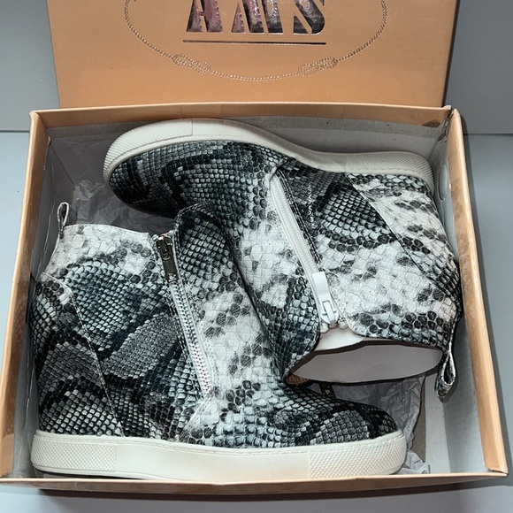 High-Top Wedge Sneakers. - Picture 4 of 8